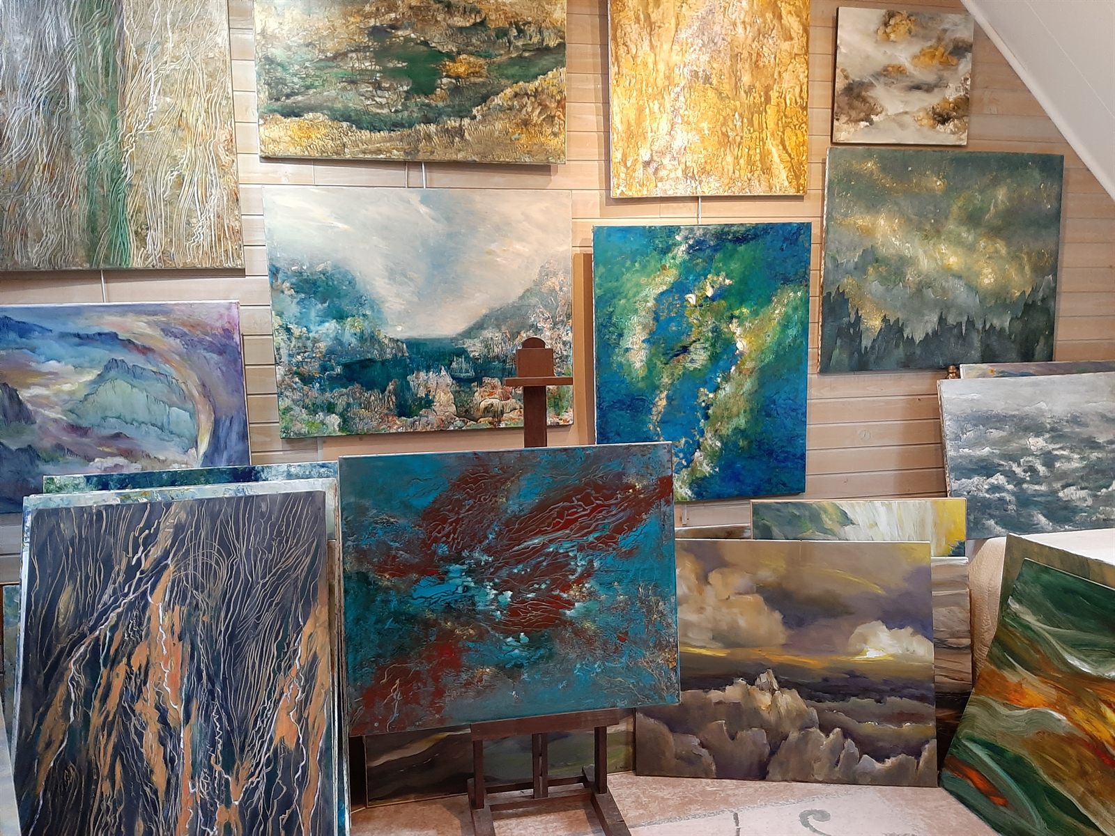 Les toiles accrochées dans l'atelier de Patrick Adam
