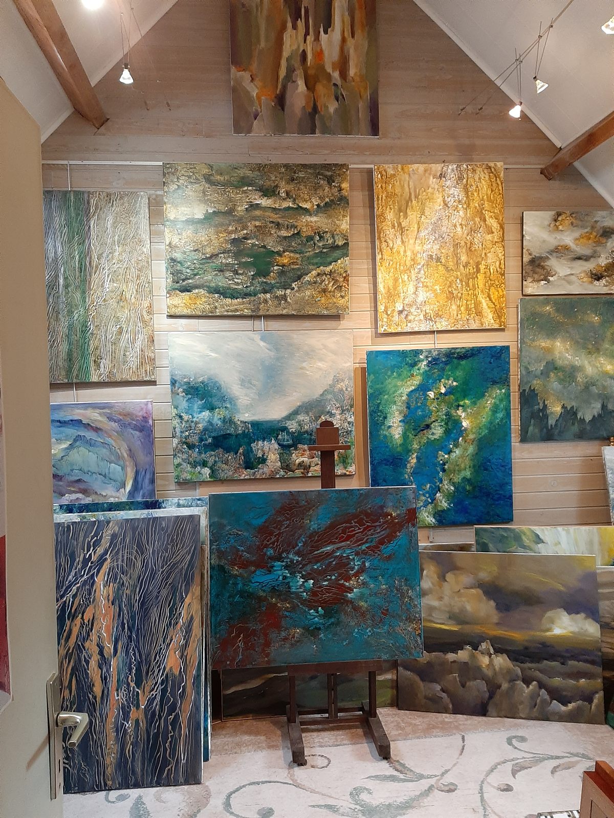 Vue de l'atelier-galerie sous les combles, toiles aux murs