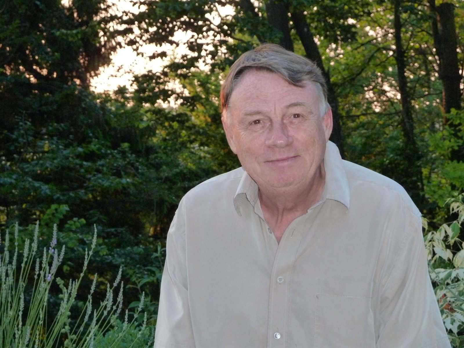 Portrait de Patrick Adam dans son jardin à Champillon