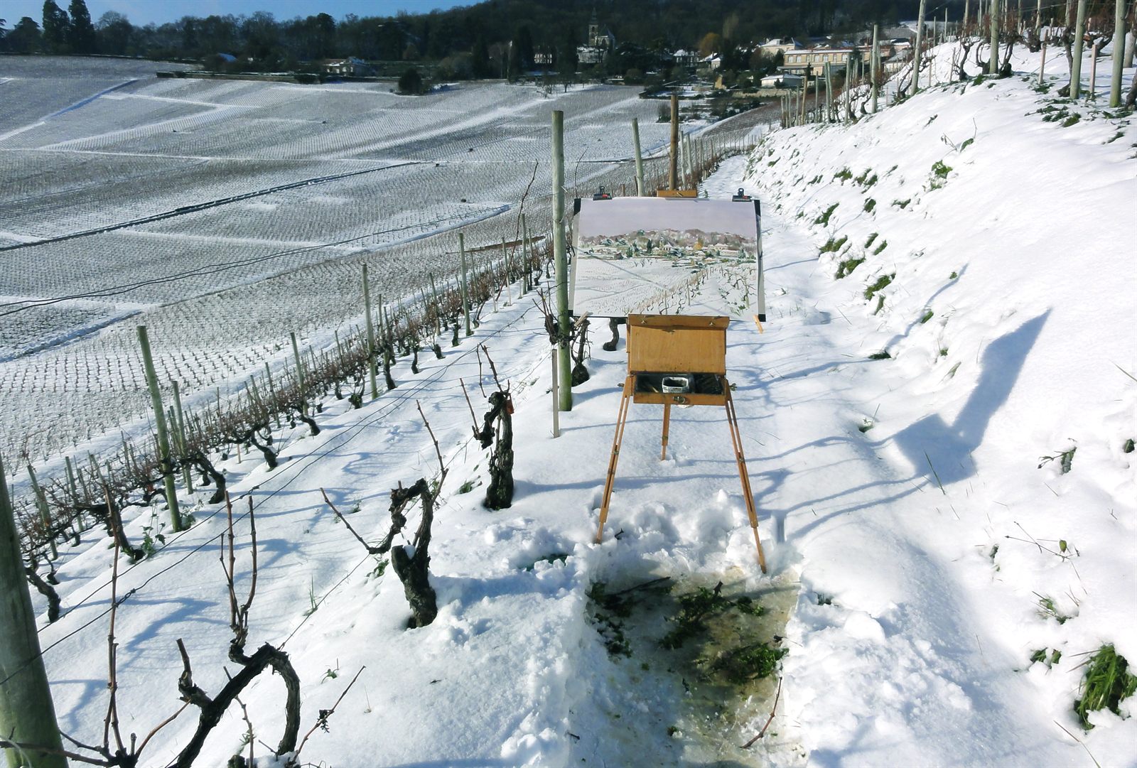 Le chevalet de Patrick Adam planté dans les vignes enneigées de Champillon